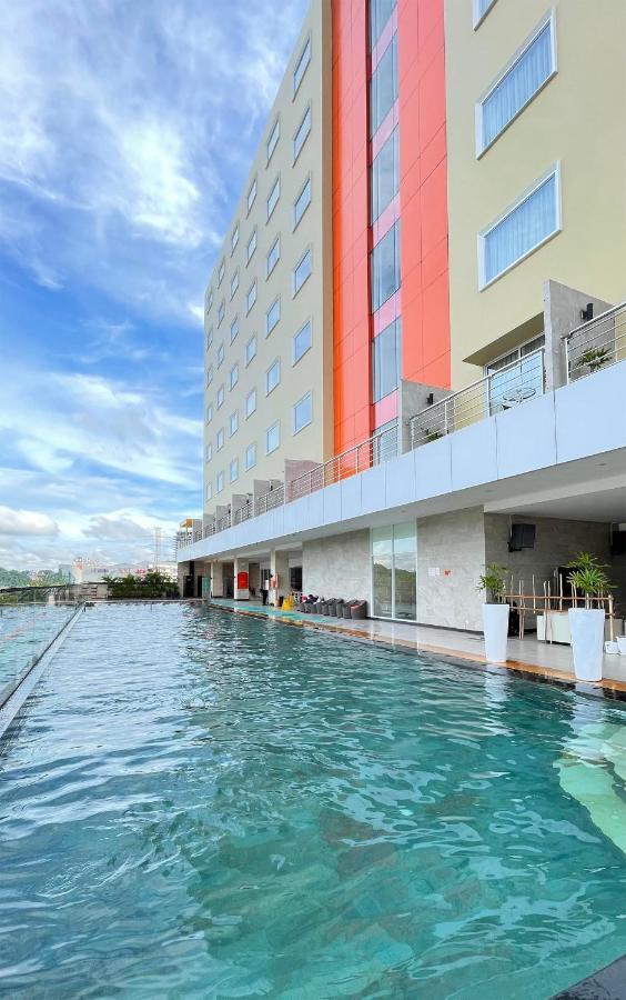 Harris Hotel Samarinda Esterno foto
