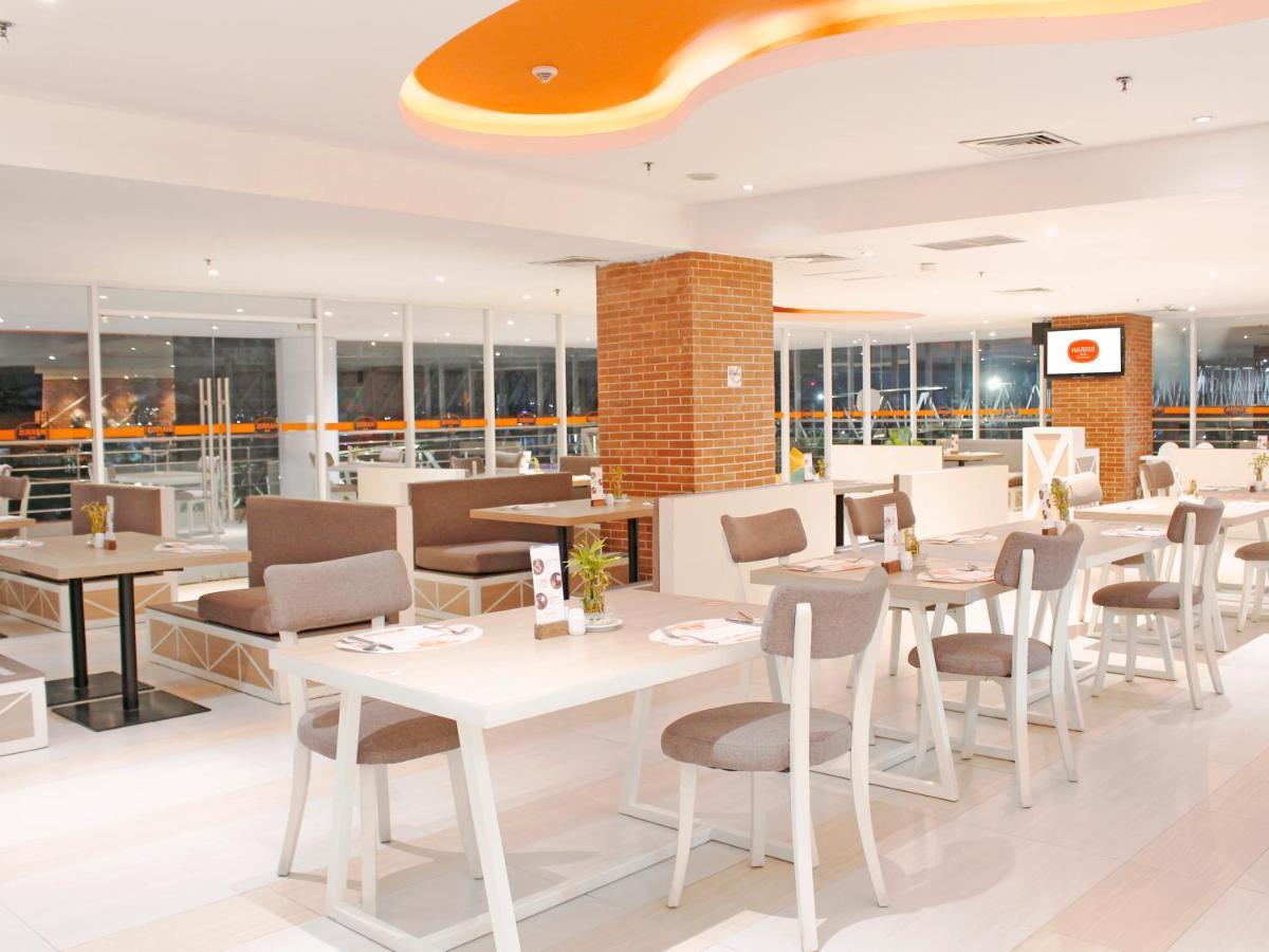 Harris Hotel Samarinda Esterno foto